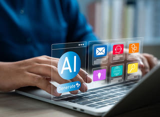 Nuovo investitore in criptovalute che impara i fondamenti del trading automatizzato con IA