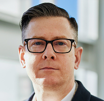 Alexander Hughes, CEO e dirigente presso una società di trading di criptovalute, in un ritratto