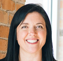 Sophie Hartwell, responsabile del team di assistenza clienti, ritratta in primo piano
